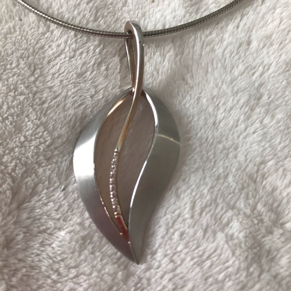 Breuning leaf pendant necklace - Picture 2 of 4